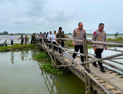 Brimob Polda Metro Jaya Kawal Pembangunan Jembatan di Pebayuran Bekasi