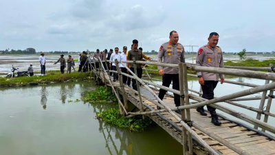 Brimob Polda Metro Jaya Kawal Pembangunan Jembatan di Pebayuran Bekasi