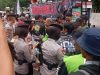 Pelayanan Humanis, Polwan Polda Metro Jaya Bagikan Air dan Snack saat Aksi Ojol Nasional