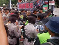 Pelayanan Humanis, Polwan Polda Metro Jaya Bagikan Air dan Snack saat Aksi Ojol Nasional