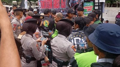 Pelayanan Humanis, Polwan Polda Metro Jaya Bagikan Air dan Snack saat Aksi Ojol Nasional