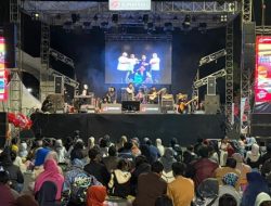 Warga Bojonegoro Rayakan Malam Tahun Baru di Alun-alun dalam Nuansa Kesederhanaan dan Kebersamaan