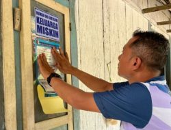 Pemasangan Stiker Miskin di Rumah KPM Bansos di Bojonegoro Hampir Tuntas