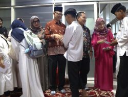 Kolaborasi dengan Kominfo, FIJ Bojonegoro Beri Santunan Anak Yatim dan Bagi-bagi Takjil Gratis kepada Pengguna Jalan