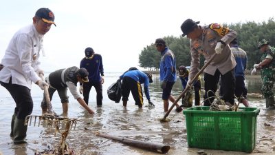 Polda Metro Jaya-Kodam Jaya-Pemprov DKI Kerja Bakti dan Tanam Mangrove di Pulau Tidung