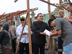 Tinjau Korban Kebakaran Pasar Darurat Ngawen, Bupati Arief Serahkan Bantuan