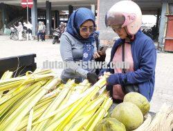 Tradisi Lebaran Ketupat 2026 : Penjual Janur Mulai Serbu Pasar Tradisional Blora