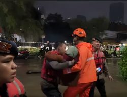 Tim SAR Sat Brimob Polda Metro Jaya Diterjunkan Bantu Evakuasi Warga Terdampak Banjir di Jakarta