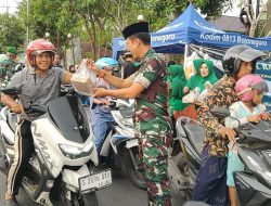 Ramadan Berkah, Persit Kodim Bojonegoro Bagikan Ratusan Takjil