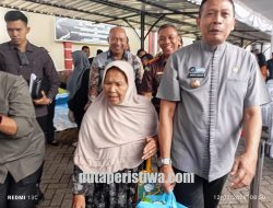 1.300 Paket Sembako Murah Diserbu Warga, Wali Kota Malang Turun Langsung Bantu Lansia