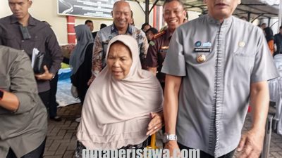 1.300 Paket Sembako Murah Diserbu Warga, Wali Kota Malang Turun Langsung Bantu Lansia