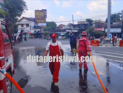 Tumpahan Solar di Jalan Ronggolawe Cepu Dibersihkan Damkar, Warga Minta Penertiban Angkutan Diduga Ilegal