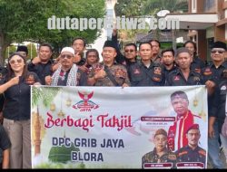 GRIB Jaya Blora Bagikan Ratusan Takjil di Alun-Alun, Wujud Kepedulian di Bulan Ramadan