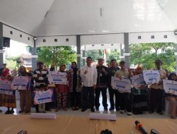 Serahkan Bansos Bagi Keluarga Rentan di Kasiman, Bupati Bojonegoro Ajak Saling Membantu dan Bangun Kebersamaan