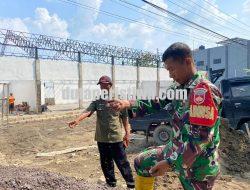 Babinsa Koramil Kedungtuban Intensif Pantau Pembangunan KMP Desa Sogo