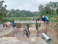 Kodim 0721/Blora Bersama Warga Desa Nglebur Percepat Pembangunan Jembatan Gantung Garuda