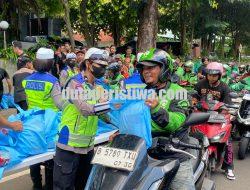 Jumat Peduli, Polda Metro Jaya Salurkan 350 Paket Sembako untuk Pengemudi Ojol