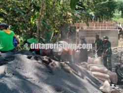 Garap 10 Jembatan Perintis Garuda, Babinsa Kodim Bojonegoro dan Masyarakat Gotong Royong Permudah Konektivitas Wilayah