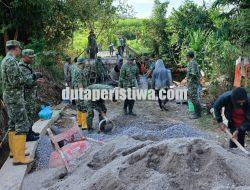 TNI dan warga Mulai Pengecoran Lantai Jembatan Aramco di Karanganyar Todanan