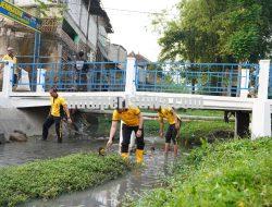 Sambut HUT Bhayangkara ke-80, Polres Bojonegoro Bersih-bersih Sungai Dukung Indonesia ASRI