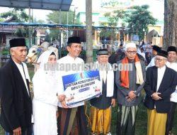 Bupati Bojonegoro Serahkan Sapi Kurban Jenis PO dari Peternak Lokal Dolokgede-Tambakrejo