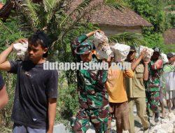 Percepat Pembangunan Jalan TMMD di Blora,TNI dan Warga Gotong Royong Angkut Material