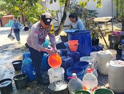Polri untuk Masyarakat, Polsek Ngambon Salurkan 16 Ribu Liter Air Bersih bagi Warga