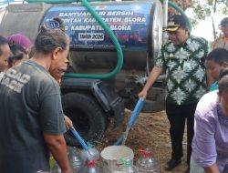 Peduli Kekeringan, Bupati Blora Bawa 10 Tangki Air untuk Warga Pilang dan Pengkoljagong