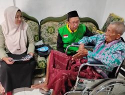 Senyum Bahagia As’ad Lansia 81 Tahun Terima Bantuan Kursi Roda, Kolaborasi Dinsos Bojonegoro dan IZI