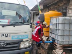 Kolaborasi PMI dan BPBD Bojonegoro Salurkan Bantuan Air Bersih Kurangi Dampak Kekeringan
