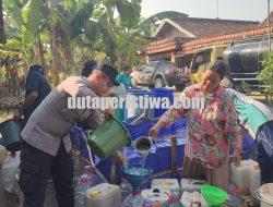 Bantu Warga Hadapi Kemarau, Polsek Ngambon Distribusikan 8.000 Liter Air Bersih