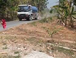 Jalan Perbatasan Bojonegoro-Tuban Rusak Parah, Warga Keluhkan Debu dan Minimnya Perbaikan