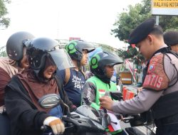 Polresta Malang Kota Bagikan 81 Bendera Merah Putih ke Pengendara, Pupuk Nasionalisme Jelang HUT RI ke-81