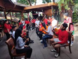 Semangat HUT RI ke-81, Karyawan Rumah Makan Kertanegara Malang Gelar Lomba 17-an
