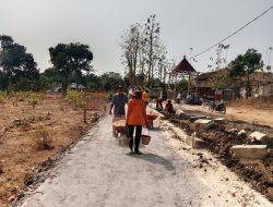 Warga dan Ahli Waris Kompak Benahi Jalan Pemakaman Redoyo, 300 Meter Dikerjakan Swadaya