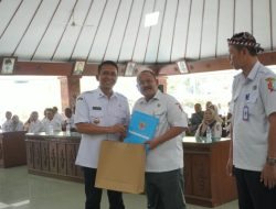 76 ASN Pemkab Bojonegoro Terima SK Pensiun, Bupati Wahono Beri Apresiasi Atas Pengabdian untuk Daerah