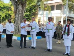 Bupati Bojonegoro Beri Penghargaan Tiga Siswa Berprestasi, Jadi Paskibraka Tingkat Provinsi dan Nasional