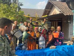 TNI Hadir untuk Rakyat, Brigif TP 33/NS Salurkan Bantuan Air Bersih di Temayang
