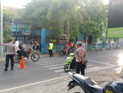 Polsek Dander Bantu Seberangkan Siswa SDN Dander 1, Wujud Kepedulian Polri terhadap Keselamatan Pelajar