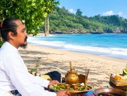 Mohon Kerahayuan Jagat, Umat Hindu di Malang Gelar Yadnya Mapag Toya di Pantai Ngliyep